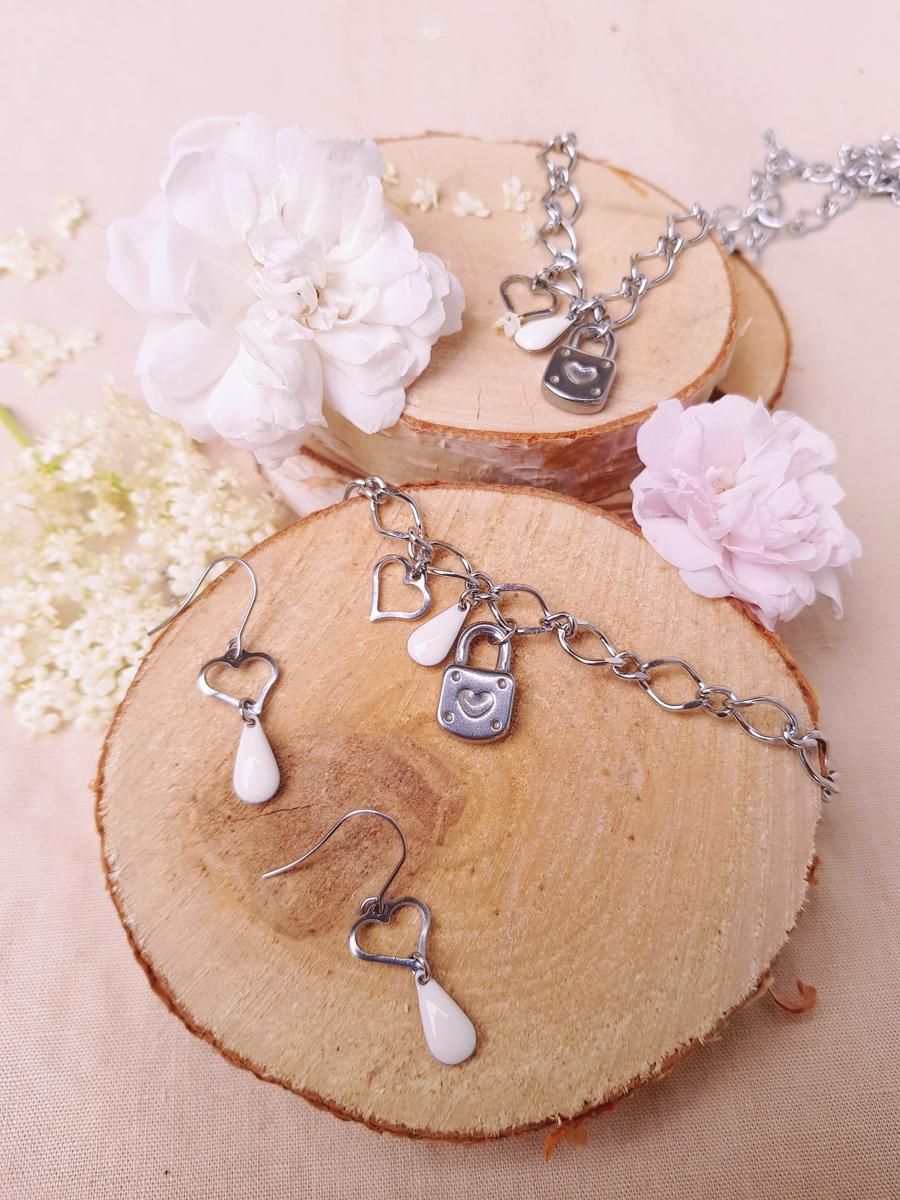 Parure [Boucles d'oreilles, bracelet et collier] artisanale - Cadenas, cœur et sequin blanc. Calino Crea