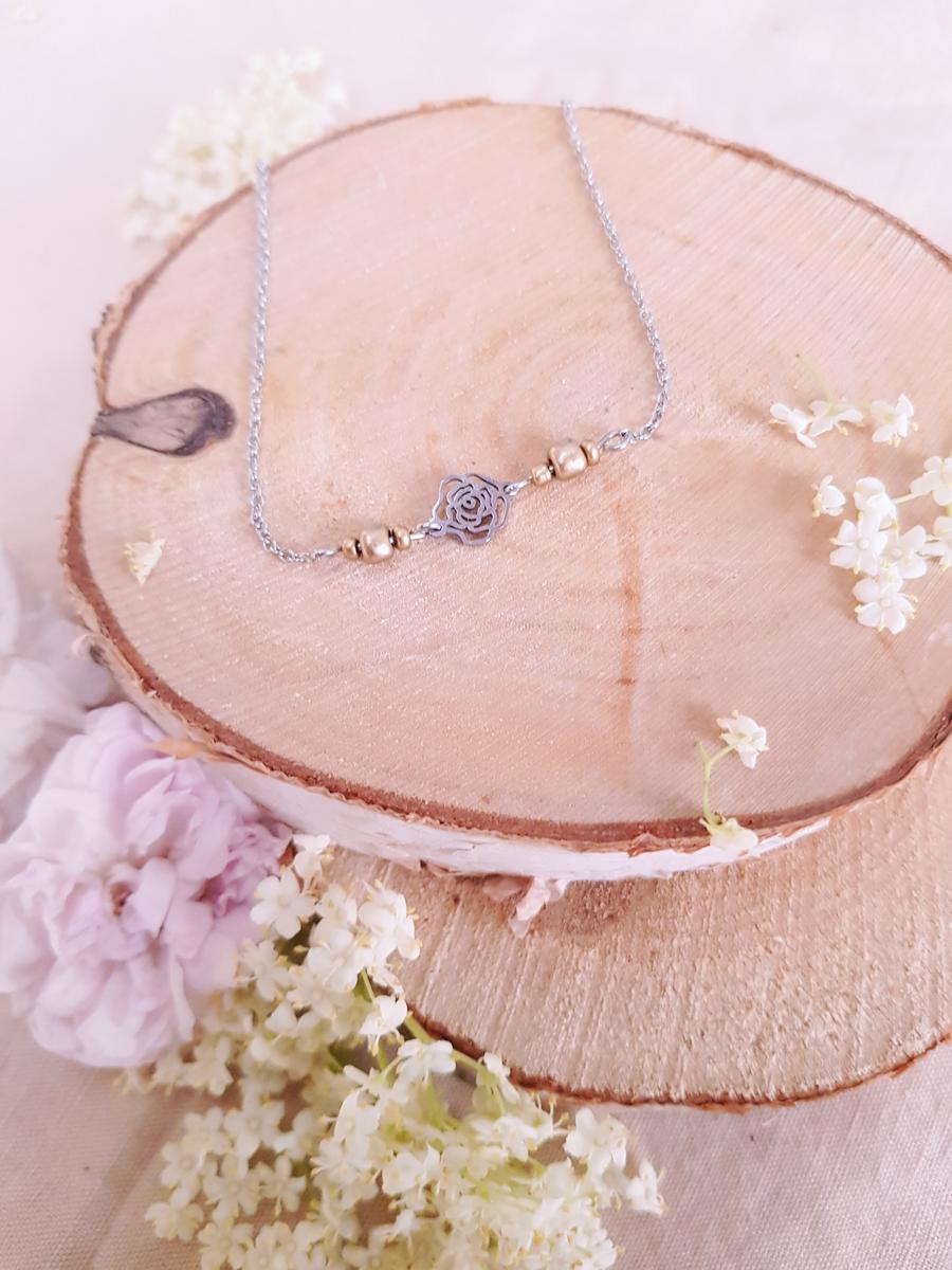 Collier inox artisanal - Roses argentées et perles doré clair. Calino Créa