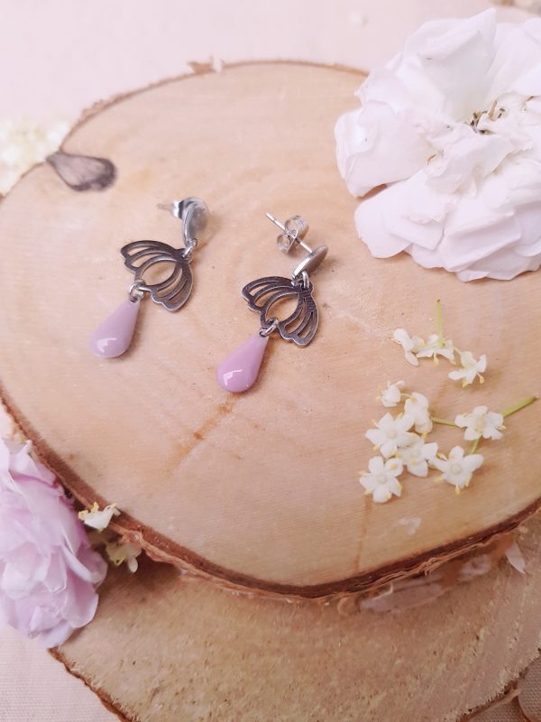 Boucles d'oreilles artisanales - Fleur de lotus argentée et sequin rose. Calino Créa