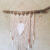 Tenture murale artisanale en macramé - plume et pompons beige et blanc. Calino Crea