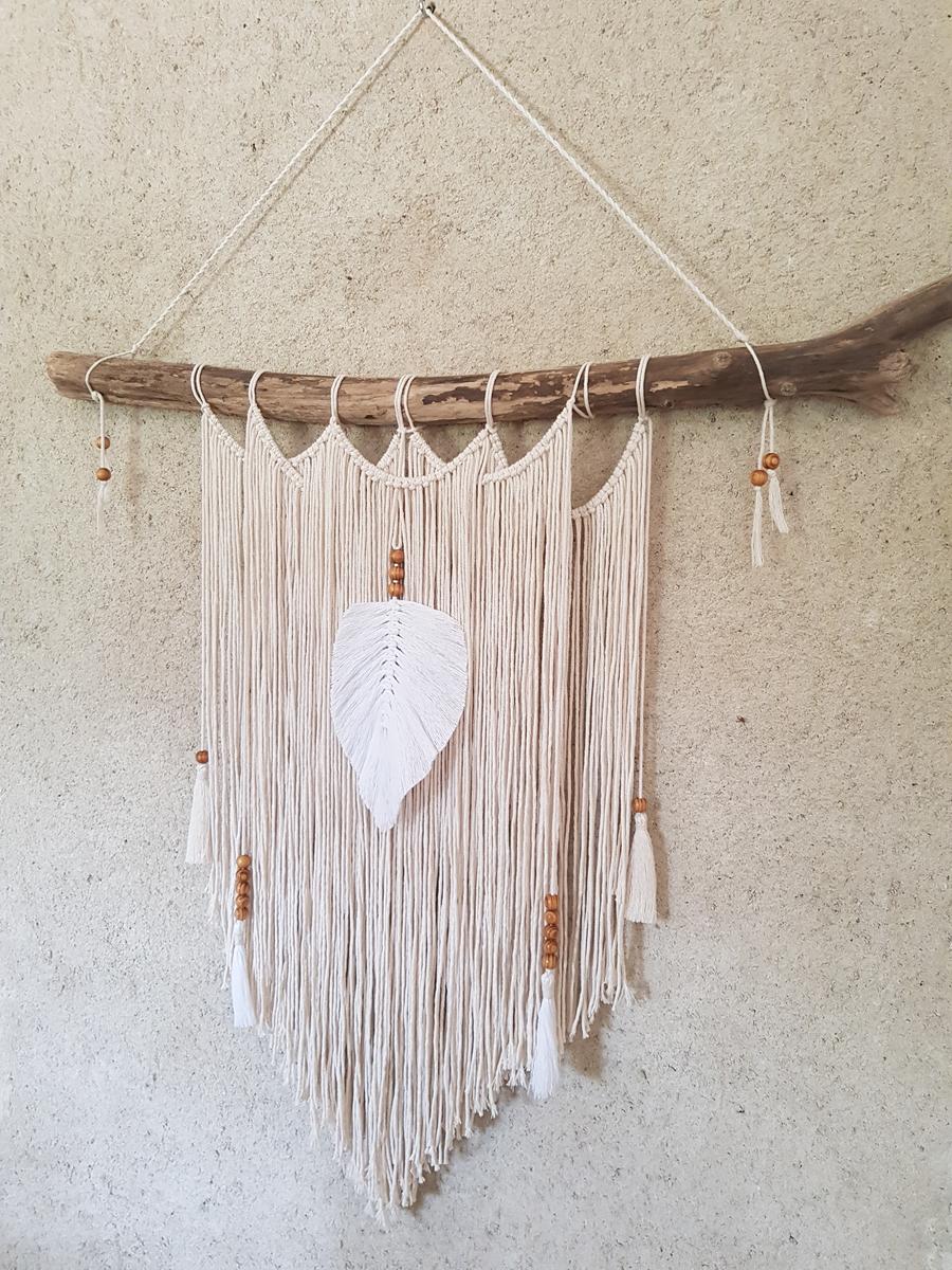 Tenture murale artisanale en macramé - plume et pompons beige et blanc. Calino Crea
