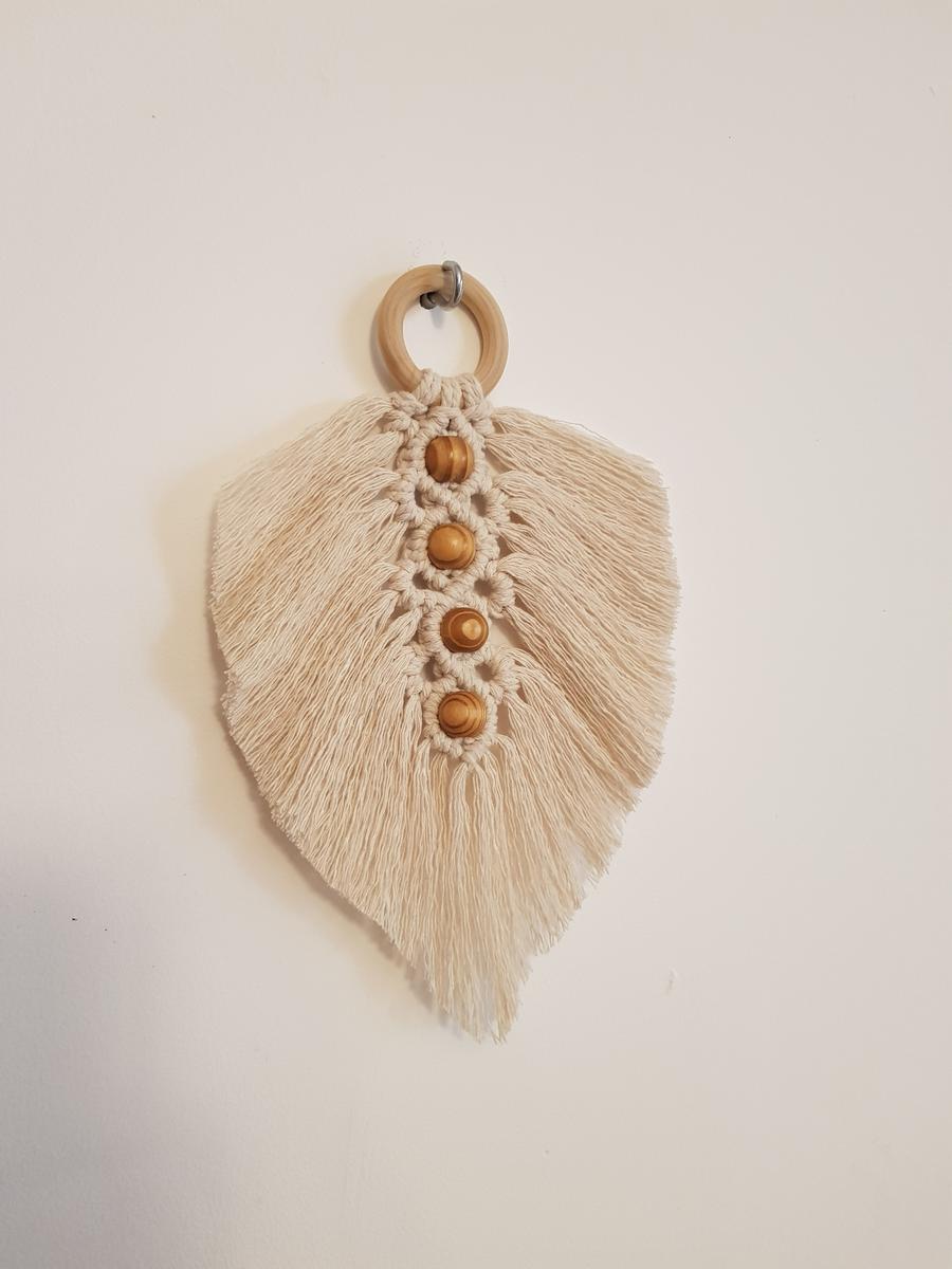 Plume artisanale beige en macramé avec perles et anneau. Calino Créa