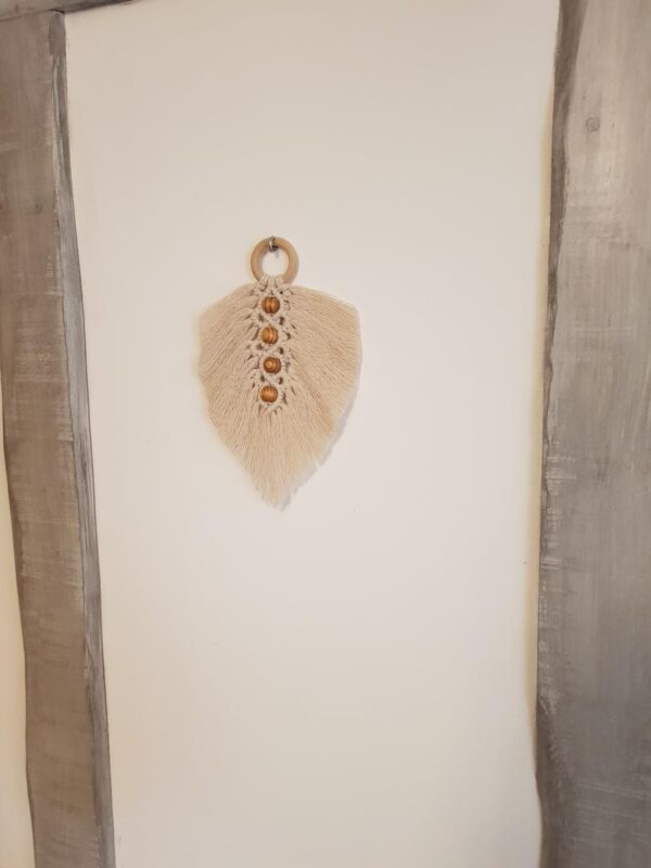 Plume artisanale beige en macramé avec perles et anneau. Calino Créa