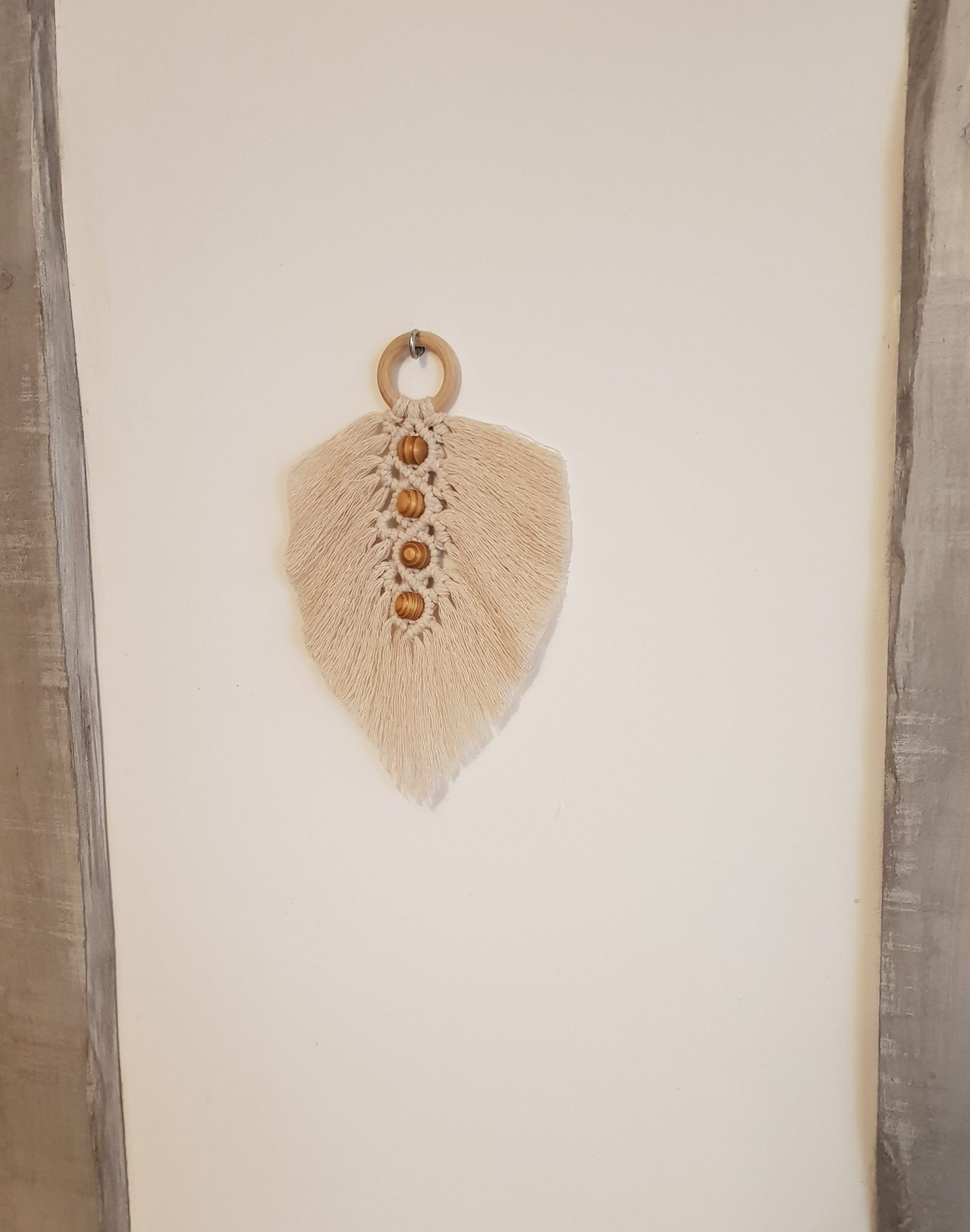 Plume artisanale beige en macramé avec perles et anneau - Calino Crea
