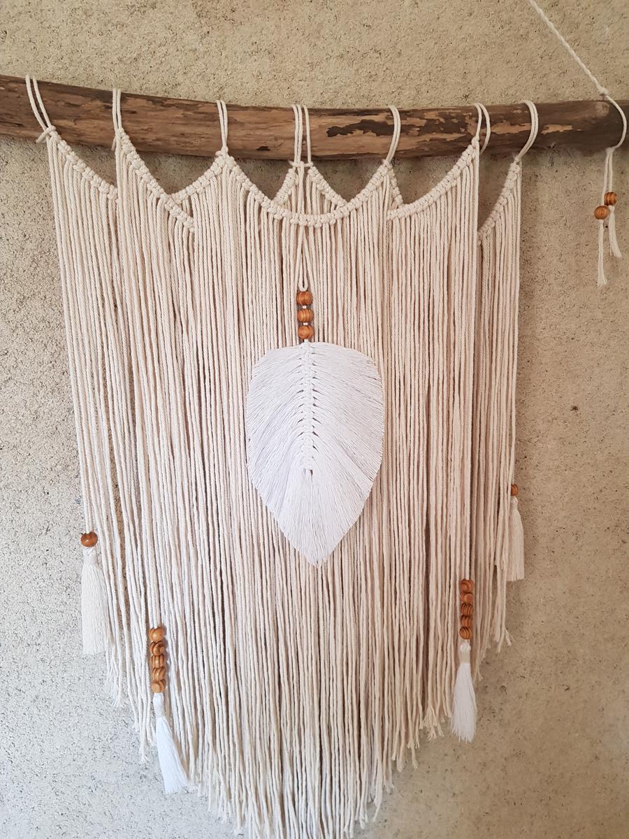 Tenture murale artisanale en macramé - plume et pompons beige et blanc. Calino Crea