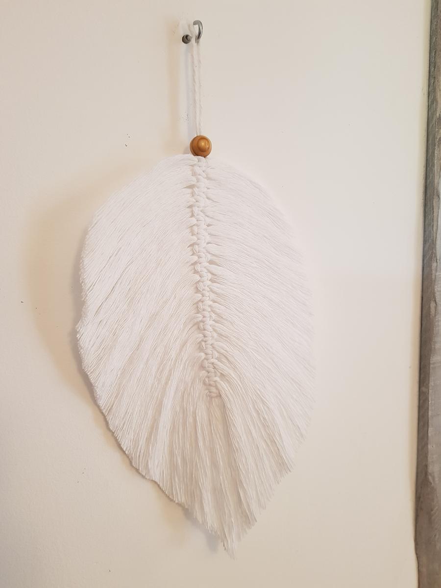 Plume artisanale blanche en macramé. Calino Créa Plume artisanale blanche en macramé. Calino Créa