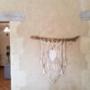 Tenture murale artisanale en macramé - plume et pompons beige et blanc. Calino Crea