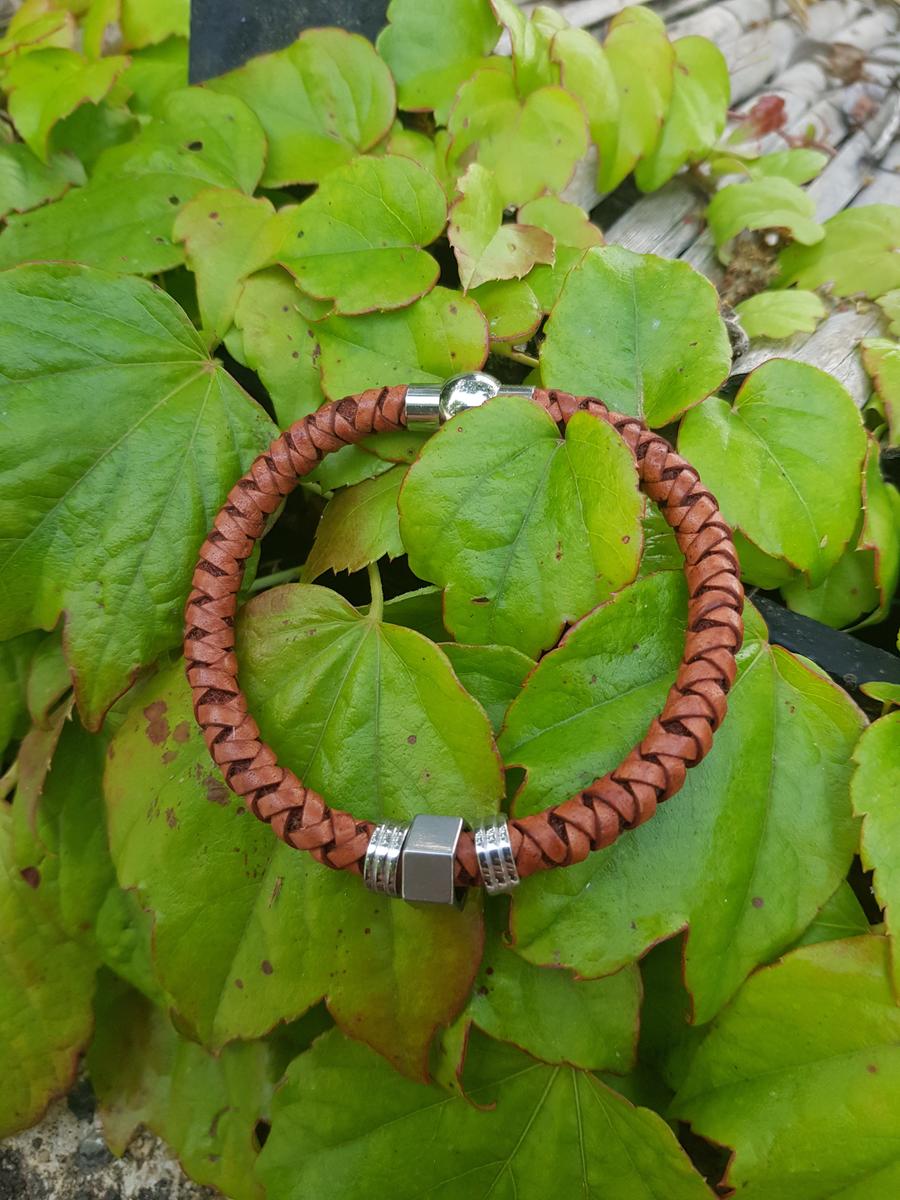 Bracelet inox artisanal - Cuir tressé marron et écrou argenté. Calino Créa Bracelet inox artisanal - Cuir tressé marron et écrou argenté. Calino Créa