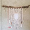 Tenture murale artisanale en macramé - plume et pompons beige et blanc. Calino Crea