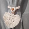 Ambrasse de rideau artisanale en macramé de couleur blanche avec coeur. Calino Créa