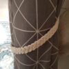 Ambrasse de rideau artisanale en macramé de couleur blanche - tresse et anneaux. Calino Créa