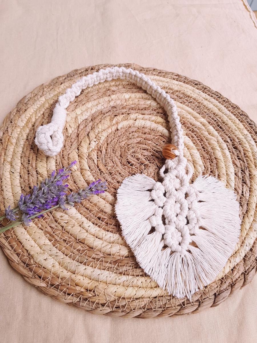 Ambrasse de rideau artisanale en macramé de couleur blanche avec coeur. Calino Créa Ambrasse de rideau artisanale en macramé de couleur blanche avec coeur. Calino Créa