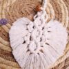Ambrasse de rideau artisanale en macramé de couleur blanche avec coeur. Calino Créa