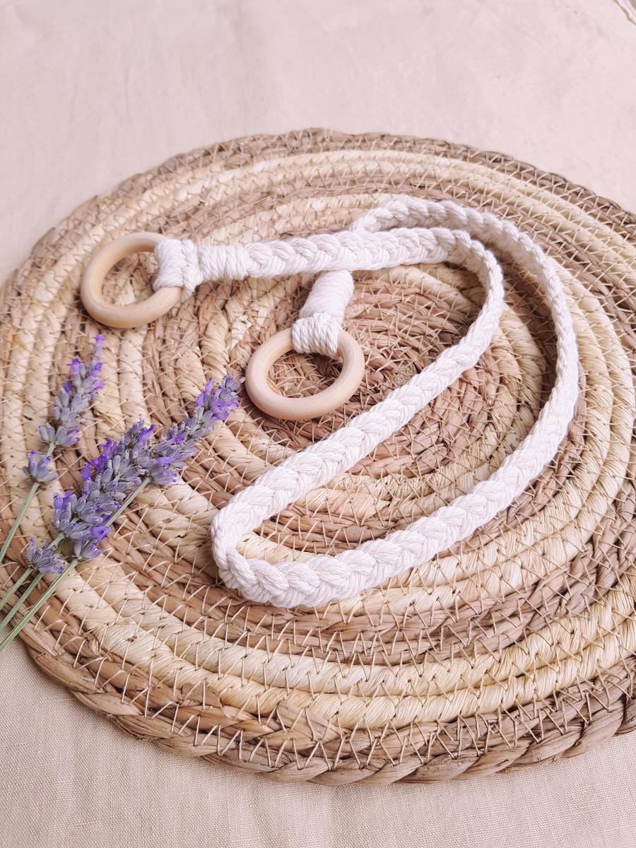 Ambrasse de rideau artisanale en macramé de couleur blanche - tresse et anneaux. Calino Créa