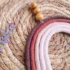 Arc en ciel artisanal en macramé rose - café. Calino Créa