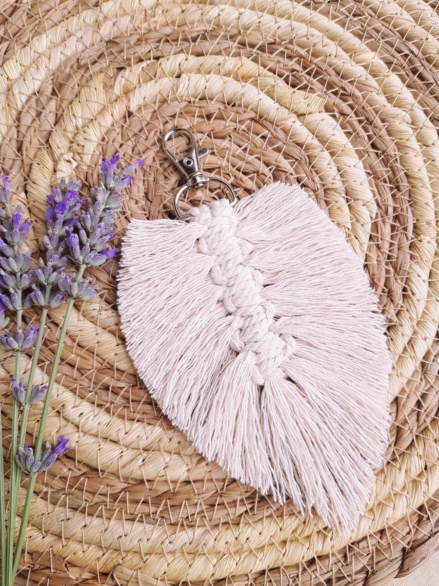 Porte-clés artisanal plume blanche en macramé. Calino Créa Porte-clés artisanal plume blanche en macramé. Calino Créa