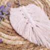 Porte-clés artisanal plume blanche en macramé. Calino Créa Porte-clés artisanal plume blanche en macramé. Calino Créa