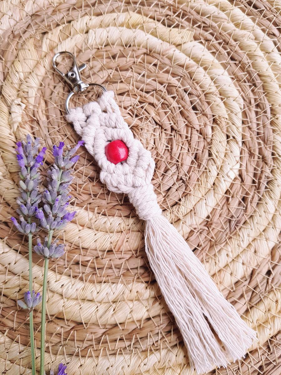 Porte-clés artisanal torsade en macramé et perle coloré. Calino Créa Porte-clés artisanal torsade en macramé et perle coloré. Calino Créa