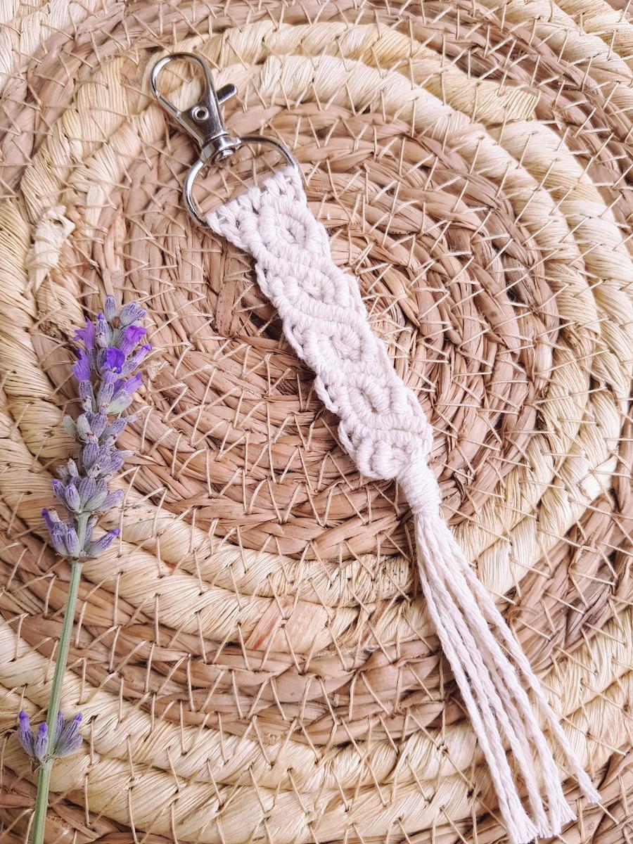 Porte-clés artisanal fine torsade en macramé. Calino Créa