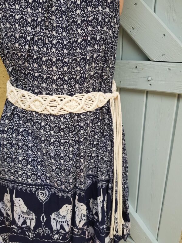 Ceinture artisanale en macramé de couleur naturelle. Calino Créa