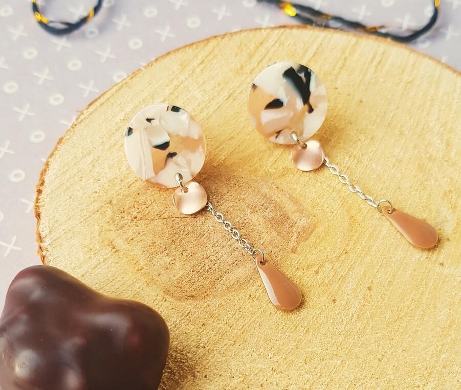 Boucles d'oreilles inox artisanales - Clou en résine et sequins marron et doré rose. Calino Créa