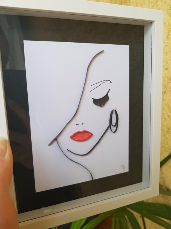 Tableau/ Cadre artisanal Visage femme glamour en quilling - noir, blanc et rouge. Calino Crea