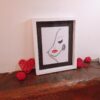 Tableau/ Cadre artisanal Visage femme glamour en quilling - noir, blanc et rouge. Calino Crea