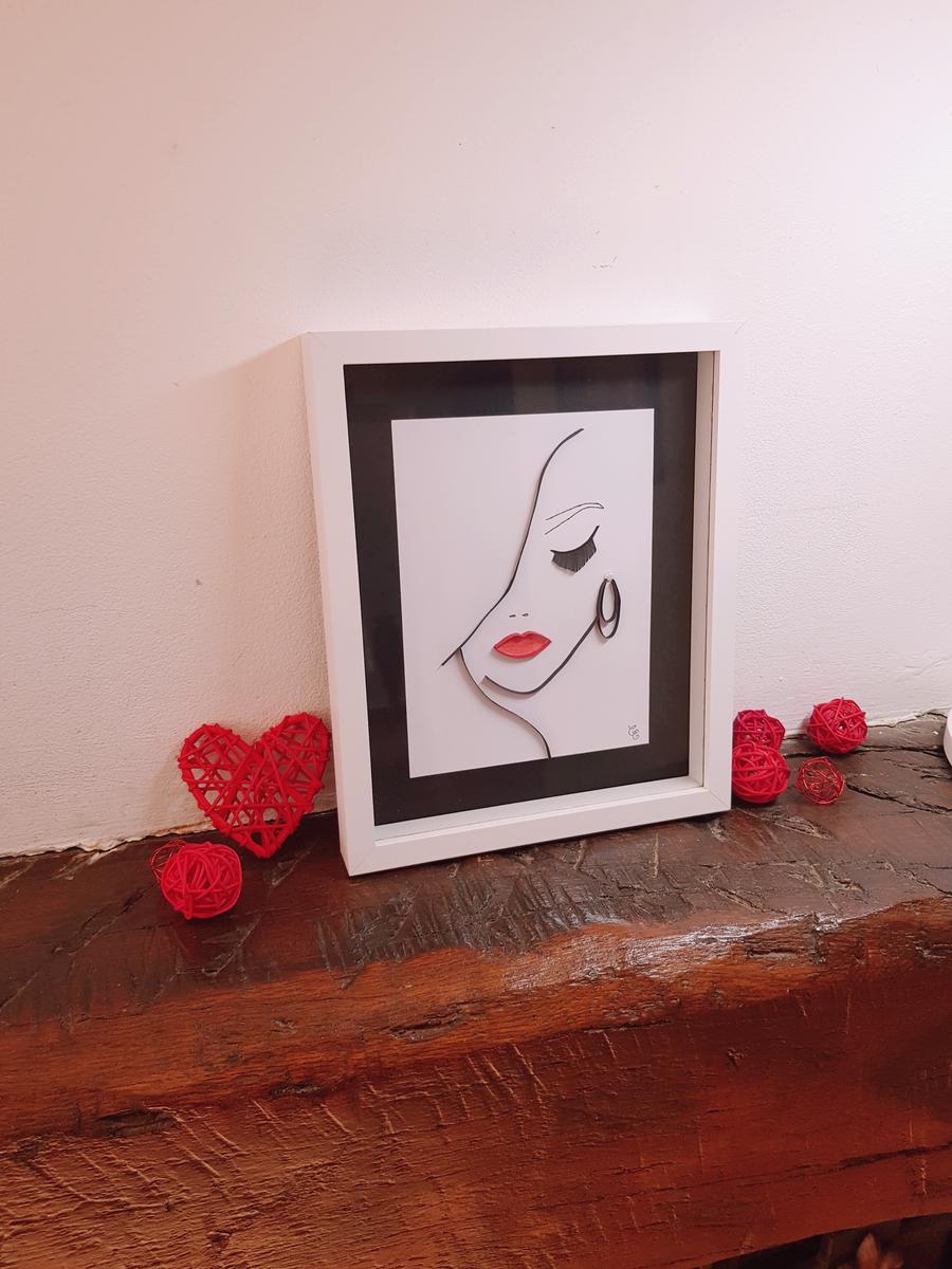 Tableau/ Cadre artisanal Visage femme glamour en quilling - noir, blanc et rouge. Calino Crea
