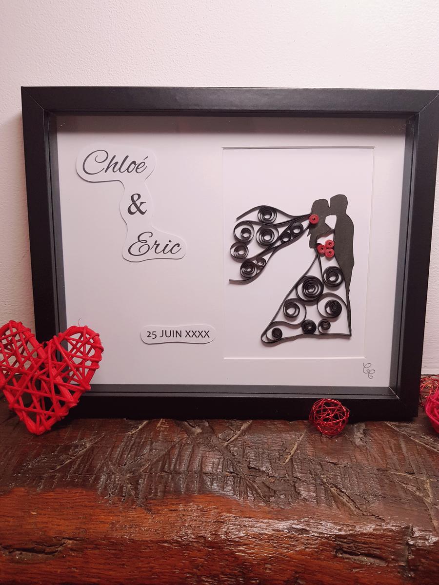 Tableau artisanal et personnalisable couple mariés avec bouquet rouge - noir et blanc. Calino Créa