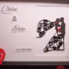 Tableau artisanal et personnalisable couple mariés avec bouquet rouge - noir et blanc. Calino Créa Tableau artisanal et personnalisable couple mariés avec bouquet rouge - noir et blanc. Calino Créa