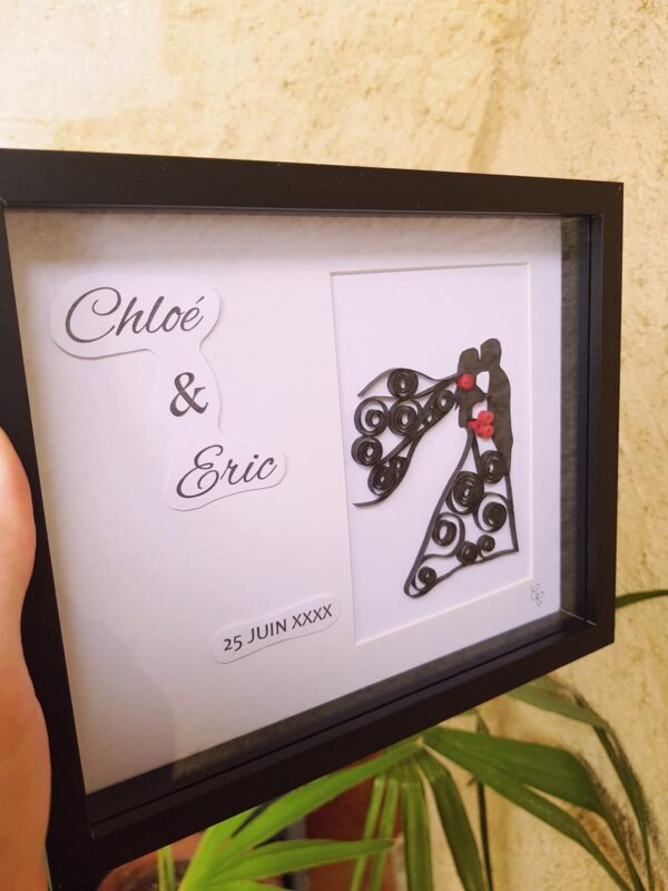 Tableau artisanal et personnalisable couple mariés avec bouquet rouge - noir et blanc. Calino Créa Tableau artisanal et personnalisable couple mariés avec bouquet rouge - noir et blanc. Calino Créa