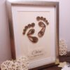 Tableau pieds de bébé personnalisable et artisanal - marron et beige. Calino Créa Tableau pieds de bébé personnalisable et artisanal - marron et beige. Calino Créa