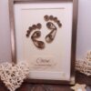 Tableau pieds de bébé personnalisable et artisanal - marron et beige. Calino Créa Tableau pieds de bébé personnalisable et artisanal - marron et beige. Calino Créa