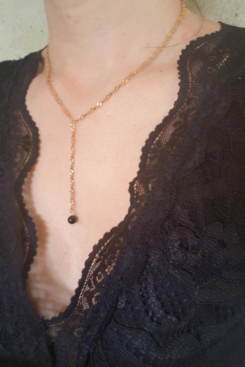 Collier artisanal - Chaîne dorée et goutte noire. Calino Créa Collier artisanal - Chaîne dorée et goutte noire. Calino Créa