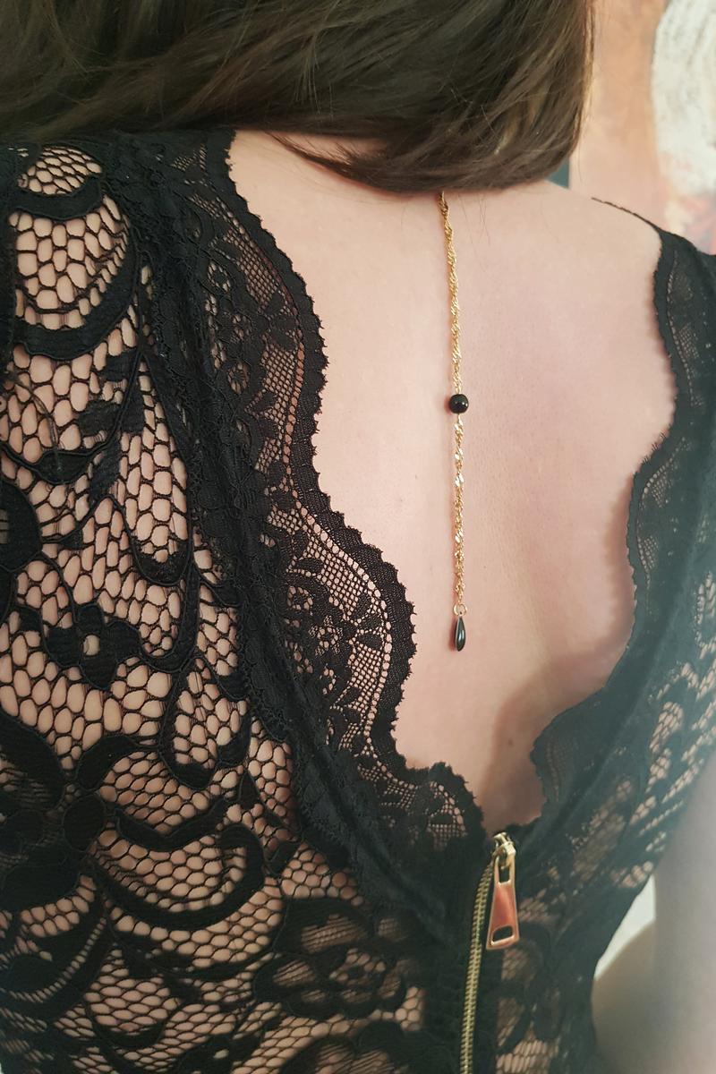 Bijou de dos artisanal - Chaîne dorée et goutte noire. Calino Créa Bijou de dos artisanal - Chaîne dorée et goutte noire. Calino Créa