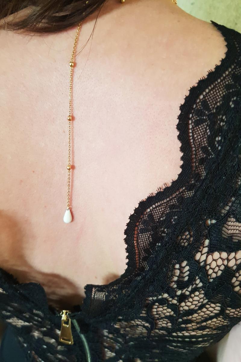 Bijou de dos artisanal - Chaîne dorée et goutte blanche. Calino Créa Bijou de dos artisanal - Chaîne dorée et goutte blanche. Calino Créa