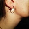 Boucles d'oreilles artisanales - Hexagone doré et éventail blanc. Calino Créa