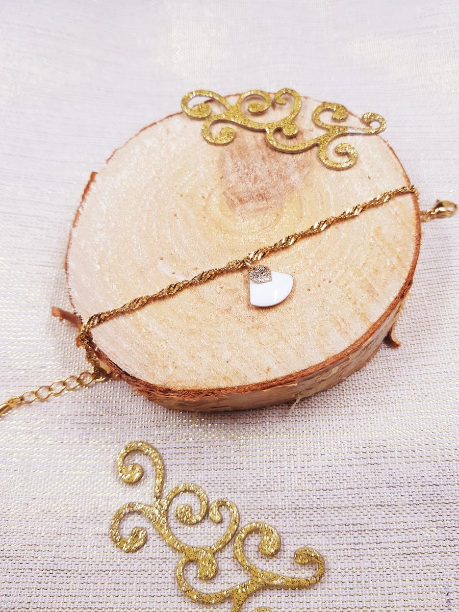 Bracelet artisanal - Chaîne dorée et éventail blanc. Calino Créa Bracelet artisanal - Chaîne dorée et éventail blanc. Calino Créa