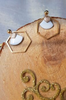 Boucles d'oreilles artisanales - Hexagone doré et éventail blanc. Calino Créa