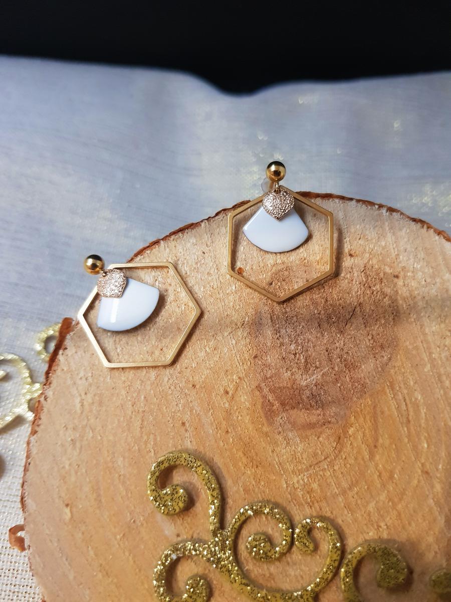 Boucles d'oreilles artisanales - Hexagone doré et éventail blanc. Calino Créa Boucles d'oreilles artisanales - Hexagone doré et éventail blanc. Calino Créa