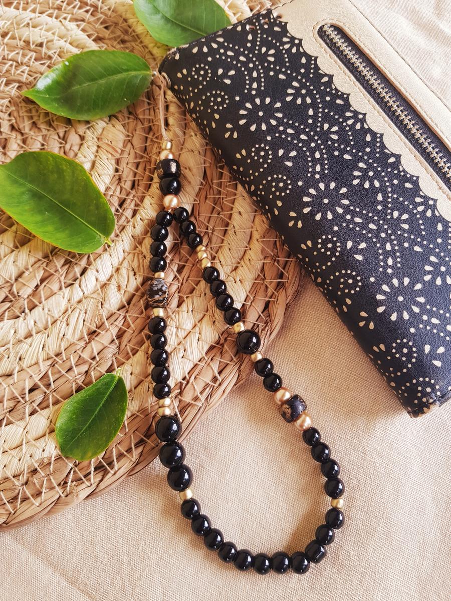 Attache / bijou pour portable artisanal - perles noires et dorées. Calino Créa