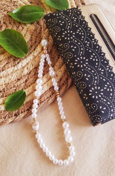 Attache / bijou pour portable artisanal - perles blanches et dorées. Calino Créa