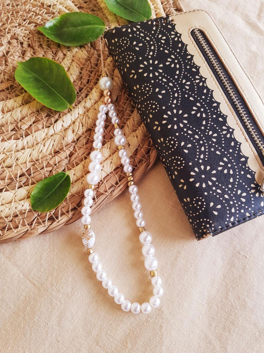 Attache / bijou pour portable artisanal - perles blanches et dorées. Calino Créa