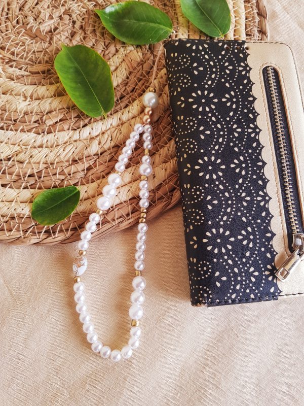 Attache / bijou pour portable artisanal - perles blanches et dorées. Calino Créa