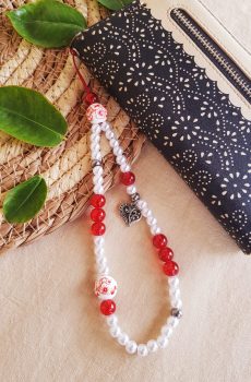 Attache / bijou pour portable artisanal - perles rouges et blanches avec coeur. Calino Créa