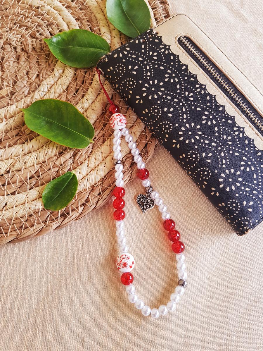 Attache / bijou pour portable artisanal - perles rouges et blanches avec coeur. Calino Créa