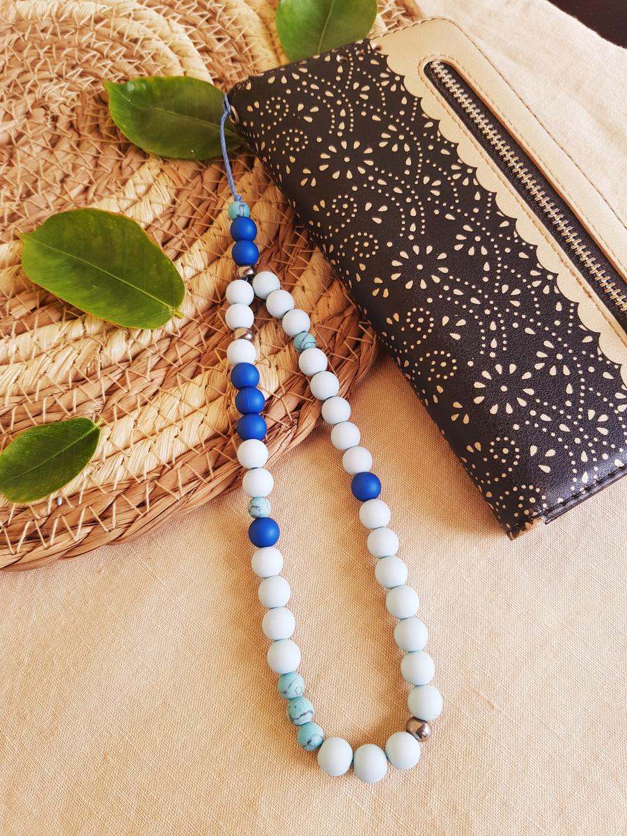Attache / bijou pour portable artisanal - perles turquoises et bleues. Calino Créa