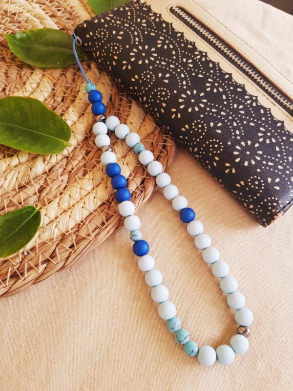 Attache / bijou pour portable artisanal - perles turquoises et bleues. Calino Créa