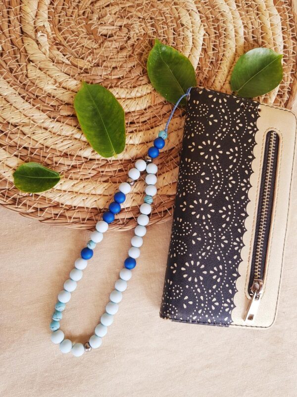Attache / bijou pour portable artisanal - perles turquoises et bleues. Calino Créa