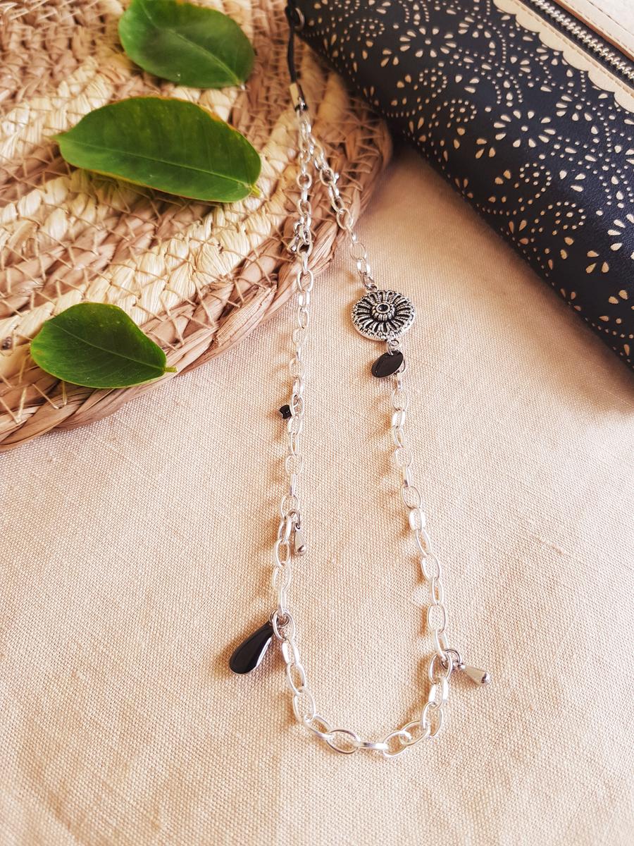 Attache / bijou pour portable artisanal - chaîne argentée et sequins émaillés noirs. Calino Créa